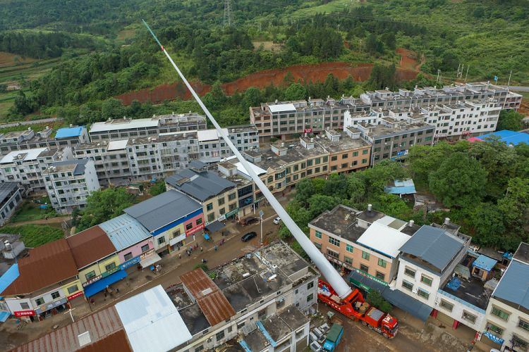 Installing wind turbine blades
